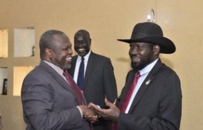 President Kiir shakes hands with his FVP Macahr in a recent meeting at the presidency (SSPPU photo)