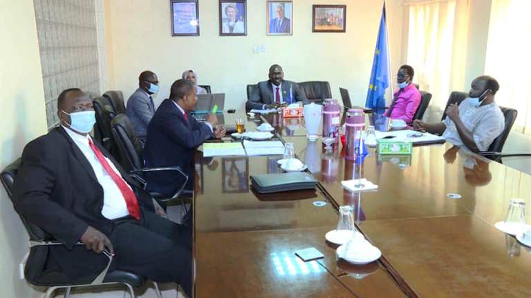Dhieu Matouk chairs a session of peace talks through videoconference flanked with with the SPLM-N Agar delegation in Juba on 21 April 2020 (SUNA photo)