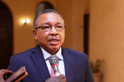 Sudan's State Minister for Foreign Affairs Omer Gamar Eldin speaks to reporters on 29 April 2020 (SC photo)