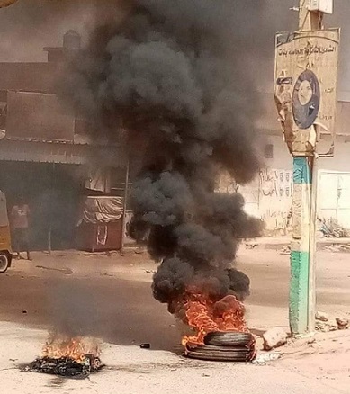 محتجون بضاحية الكلاكلة يحرقون الاطارات في الشارع العام 