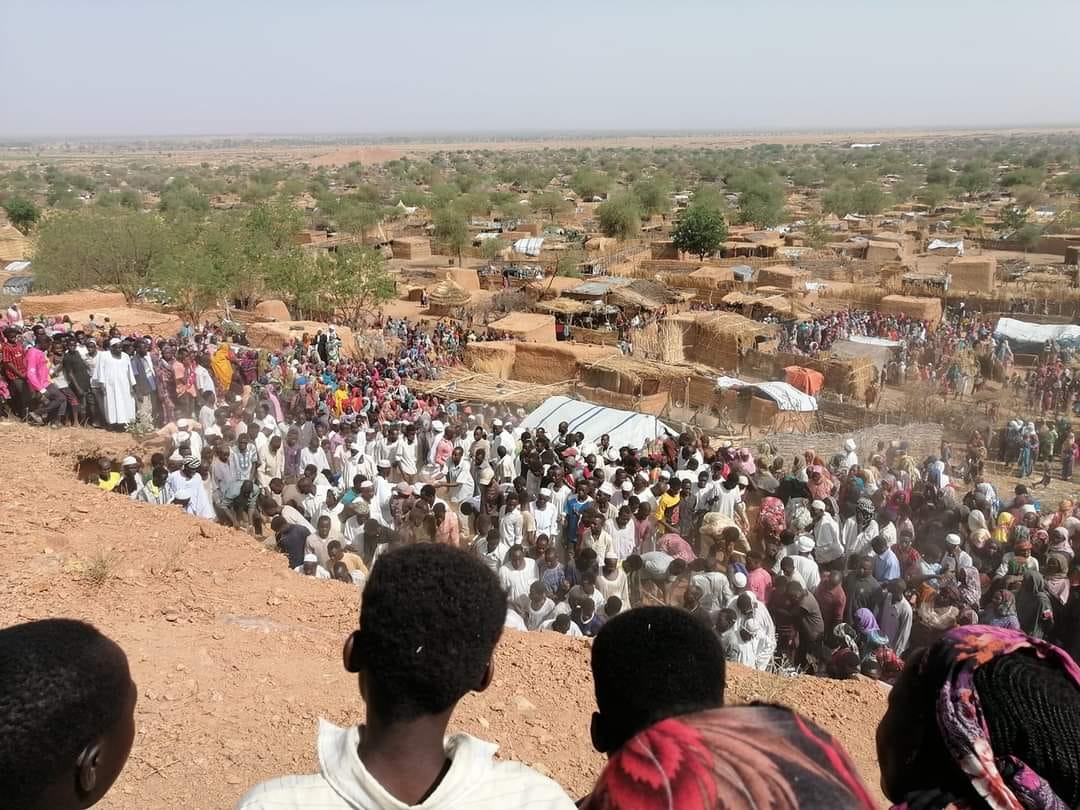 أهالي يبحثون عن ناجين تحت ركام تل انهار على صبية بمورني في غرب دارفور ـ 7 يونيو 2021 (مواقع تواصل)