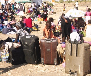 نازحون جنوبيون ينتظرون العبور إلى السودان (أ ف ب)