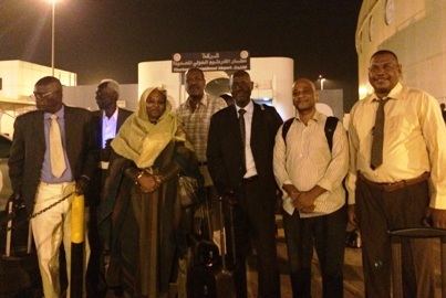 صورة  لأعضاء الوفد المعارض خارج مطار الخرطوم الدولي وزعتها مريم المهدي بعد منعهم من السفر في صباح الاثنين 8 يونيو 2015
