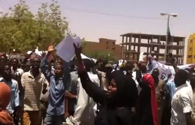 طلاب يتظاهرون امس الاحد 9 ديسمبر 2012 في شوارع الخرطوم احتجاجا على مقتل اربعة طلاب من دارفور في جامعة الجزيرة