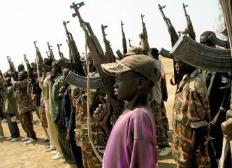 صورة من الارشيف تظهر اطفال مجندون في الجيش الشعبي لتحرير السودان بعد قرار اتخذه رئيس الحكة حينها جون قرنق بتسريح الاطفال من الجيش