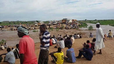 مسافرون تقطعت بهم السبل بين ولايتي شمال وجنوب دارفور بسبب تمرد الوديان ..صورة لـ(سودان تربيون)