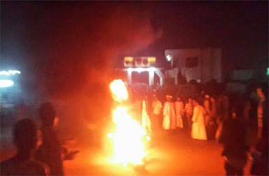 محتجون يشعلون النار أمام مركز شرطة شرقي الخرطوم ـ الأحد 8 مارس 2015