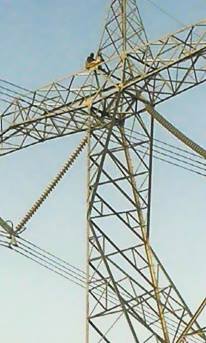 رجل ستيني يعتلي أحد أبراج الكهرباء بالدامر مهددا بالإنتحار ـ 