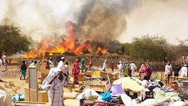 النيران تلتهم عشرات المنازل في الطويشة السبت 19 مارس 2016 ..صورة لـ(سودان تربيون)