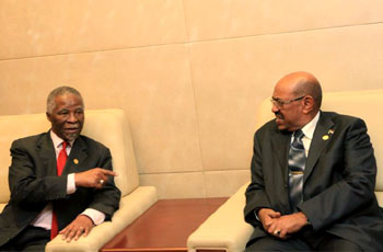 الرئيس البشير في لقاء له مع أمبيكي   (صورة 