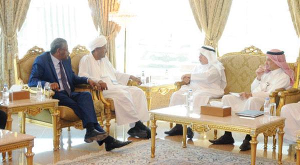 وزير الاستثمار السوداني مع مسؤولي مجلس الغرف السعودية بالرياض ـ صورة من صحيفة الشرق الأوسط
