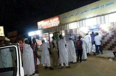 مواطنون يصطفون أمام أحد المخابز في الخرطوم للحصول على حصتهم من الخبز ـ إرشيف