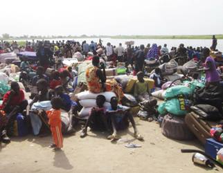 جنوبيون هاربون من القتال في مدينة بور بانتظار عبور النهر صوب السودان ـ وكالات