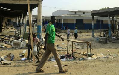 مواطن داخل سوق مدينة ملكال بعد القتال الضاري بين المتمردين والحكومة ـ 30 ديسمبر 2013 ـ وكالات