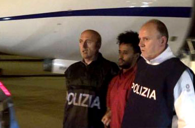 مهرب البشر الأريتري ميريد يهديقو مدهاني لدى وصوله مخفورا من الخرطوم مطار روما (صورة من الفرنسية)