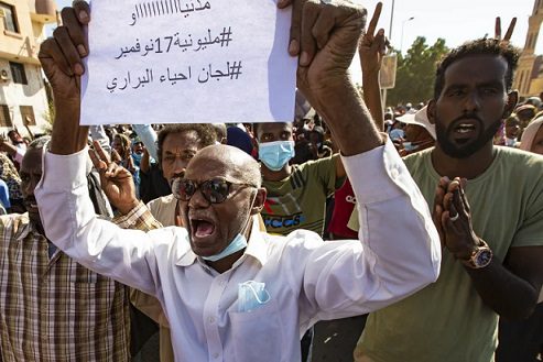 متظاهرون في ضاحية بري شرق الخرطوم خلال موكب 17 نوفمبر .. صورة لـ (الجزيرة)