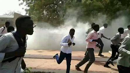 الشرطة تطلق الغازالمسيل للدموع  على مظاهرات لطلاب جامعة الخرطوم..  (صورة ارشيفية  من صفحة حزب البعث)