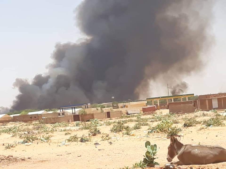 صورة بثها ناشطون لعمليات حرق طالت معسكرات النازحين في الجنينة ـ 6 أبريل 2021