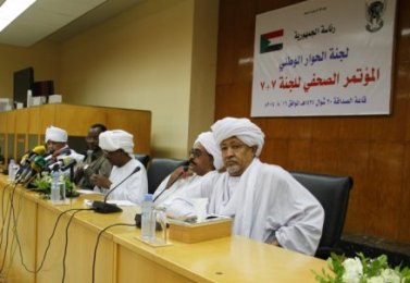 إعضاء آلية الحوار الوطني خلال مؤتمر صحفي - سودان تربيون