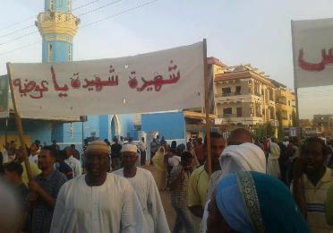 سكان الحي الذي شهد عملية القتل يتظاهرون ضد عنف الشرطة (سودان تربيون)