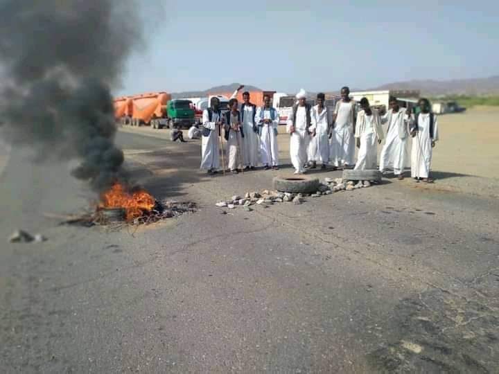 محتجون من البجا يغلقون الطريق القومي عند جبيت ـ 17 سبتمبر 2021
