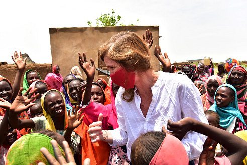 سامانتا باور وقفت على الأوضاع في معسكرات النزوح بشمال دارفور