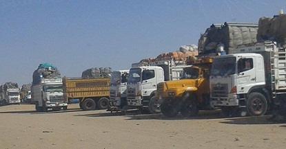 ساحات نيالا عاصمة جنوب دارفور تضيق بمئات الشاحنات المكدسة بالبضائع..السبت 23 يناير 2016 .صورة لـ(سودان تربيون)