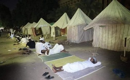 معتصمون نصبوا خياما قبالة القصر الرئاسي في الخرطوم للمطالبة بحل الحكومة.. مواقع تواصل