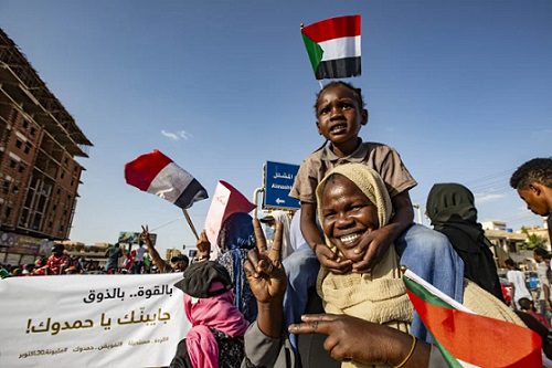 متظاهرون في الخرطوم يرفضون اجراءات المكون العسكري ضد المدنيين.. (الاناضول)
