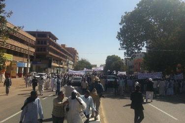 محتجون وسط الخرطوم على الرسوم المسيئة للنبي محمد 