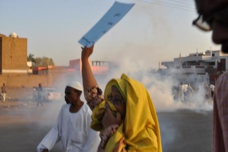 سيدة وسط الغاز المسيل للدموع في ضاحية حلفاية الملوك بالخرطوم ـ الجمعة 13 فبراير 2015