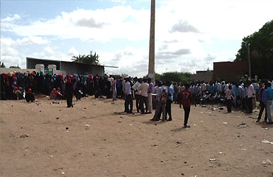 تكدس للطلاب والطالبات أمام جامعة نيالا - سودان تربيون
