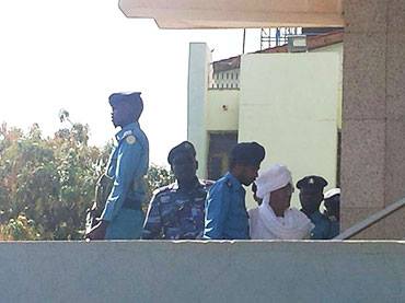 رجال شرطة يقتادون المعارض فاروق أبوعيسى إلى داخل محكمة الخرطوم شمال ـ الإثنين 23 فبراير 2015
