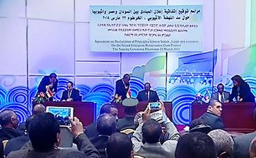 البشير يتوسط ديسالين والسيسي خلال توقيع اتفاق سد النهضة بالخرطوم ـ الإثنين 23 مارس 2015