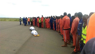 العاملون في الحقل النفطي يشيعون ضحايا الهجوم المسلح قبل لحظات من نقل الجثامين الى الخرطوم.. صورة من مواقع التواصل الاجتماعي