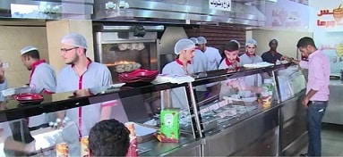 انتشار محال الماكولات السورية في الخرطوم وسط رواج كبير - صورة من تقرير بثته فضائية (الجزيرة) انتشار محال الماكولات السورية في الخرطوم وسط رواج كبير - صورة من تقرير بثته فضائية (الجزيرة)