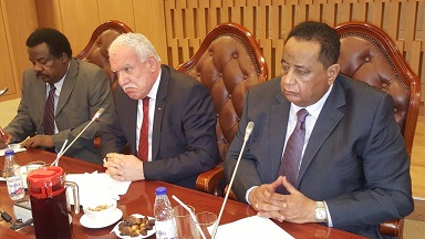 وزيرا خارجية السودان وفلسطين أثناء محاضرة بمقر وزارة الخارجية في الخرطوم ..الاربعاء 20 يوليو 2016
