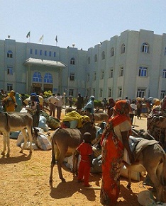 نازحون داخل مقر حكومة غرب دارفور .. صورة لـ(سودان تربيون)