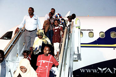 أول فوج من السودانيين يصل مطار الخرطوم بعد إجلائهم من اليمن ـ سونا