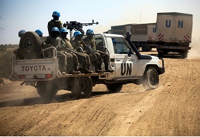 جنود تابعون لبعثة حفظ السلام في دارفور - صورة من 