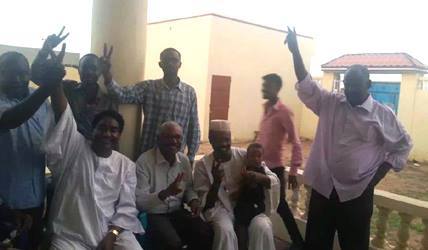 ابراهيم الشيخ ومرافقوه يلوحون بعلامة النصر بعد الافراج عنه - صفحة المؤتمر السوداني على فيس بوك