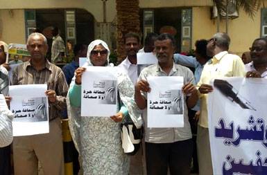 صحفيون محتجون على المصادرة الجماعية للصحف أمام مجلس الصحافة بالخرطوم ـ (سودان تربيون)
