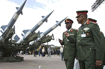 ضباط رفيعون في الجيش السوداني يتفقدون منظومات دفاعية ـ 