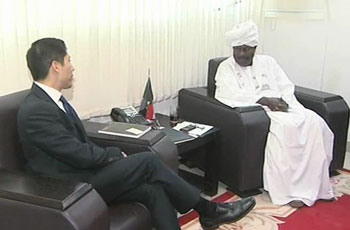 فلدساتين يتحدث مع وكيل وزير الخارجية السودانية عبد الله الأزرق