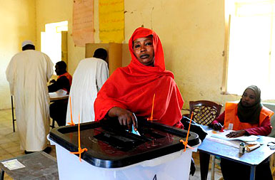 سودانية تدلي بصوتها في انتخابات 2010 ـ صورة من موقع مفوضية الانتخابات