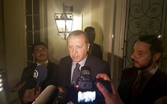 إردوغان يتحدث لممثلي الإعلام في مرمرة بتركيا الجمعة..(رويترز)