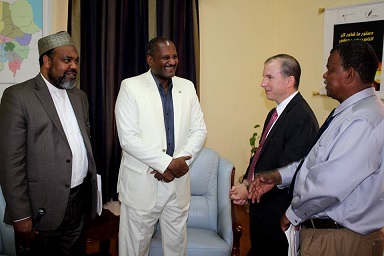 المهدي يتوسط الداعية محمد ماجد ودبلوماسي أمريكي بسفارة واشنطن في الخرطوم