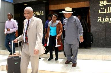 وفد مجلس السلم والأمن الأفريقي في مطار الخرطوم ـ الأربعاء 19 أغسطس 2015 ـ صورة من (سونا)