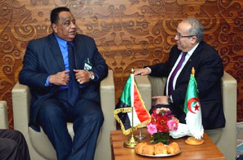 وزير الخارجية السوداني مع نظيره الجزائري رمضان العمامرة- وكالات