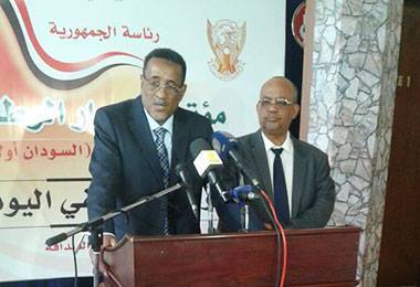 ابراهيم محمود مساعد الرئيس السوداني وكمال عمر الامين السياسي للمؤتمر الشعبي